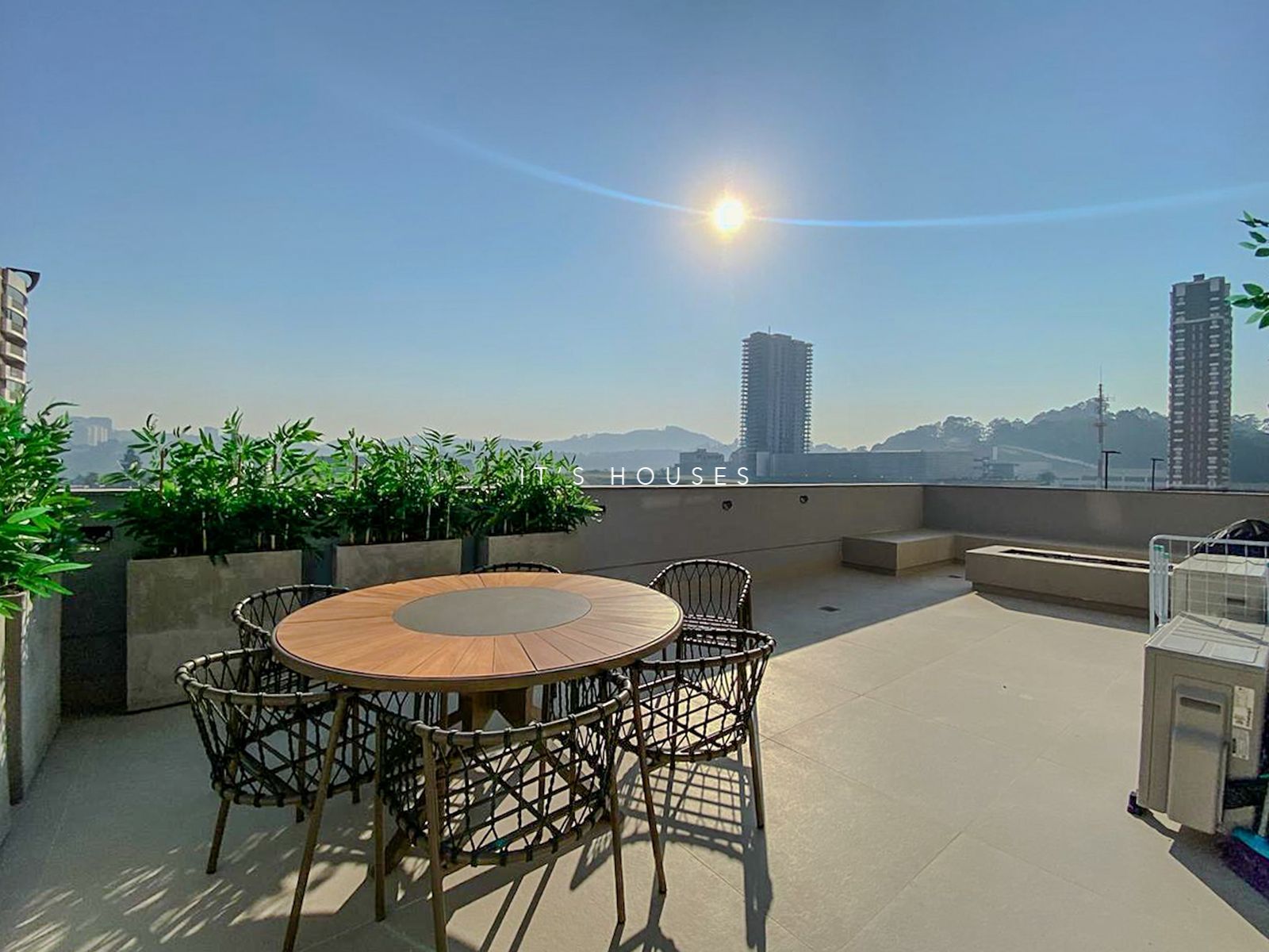 Sala de estar apartamento à venda em Aruana, Alphaville, Barueri — 2 suítes, 12652 m² — imagem 2 de 28