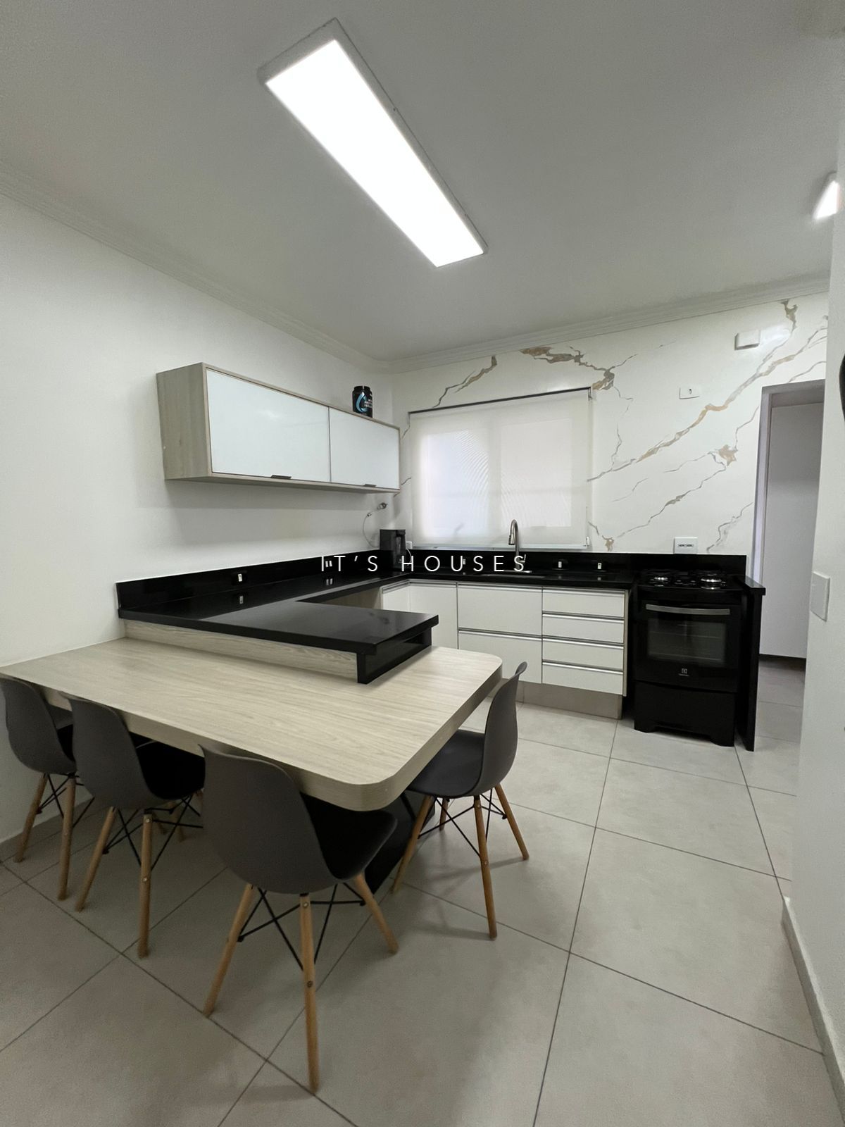 Área de convivência casa à venda em Tambore 4, Alphaville, Santana de Parnaíba — 1 suíte — imagem 6 de 28