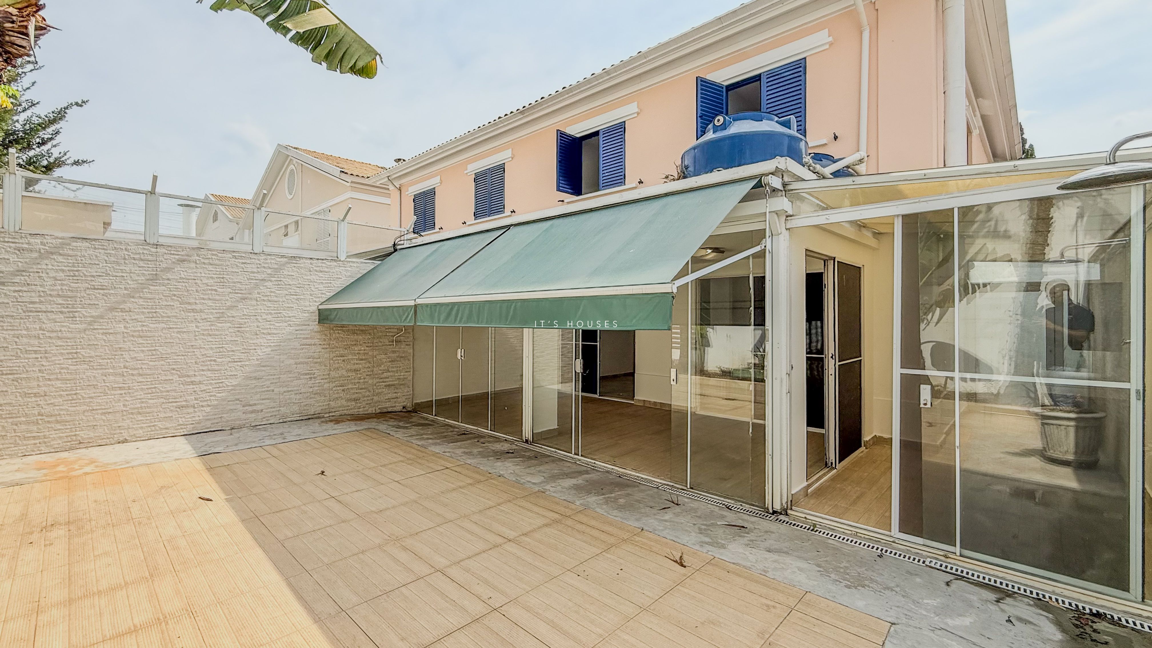 Fachada casa à venda em Tambore 6, Alphaville, Santana de Parnaíba — 1 suíte, 185 m² — imagem 1 de 16