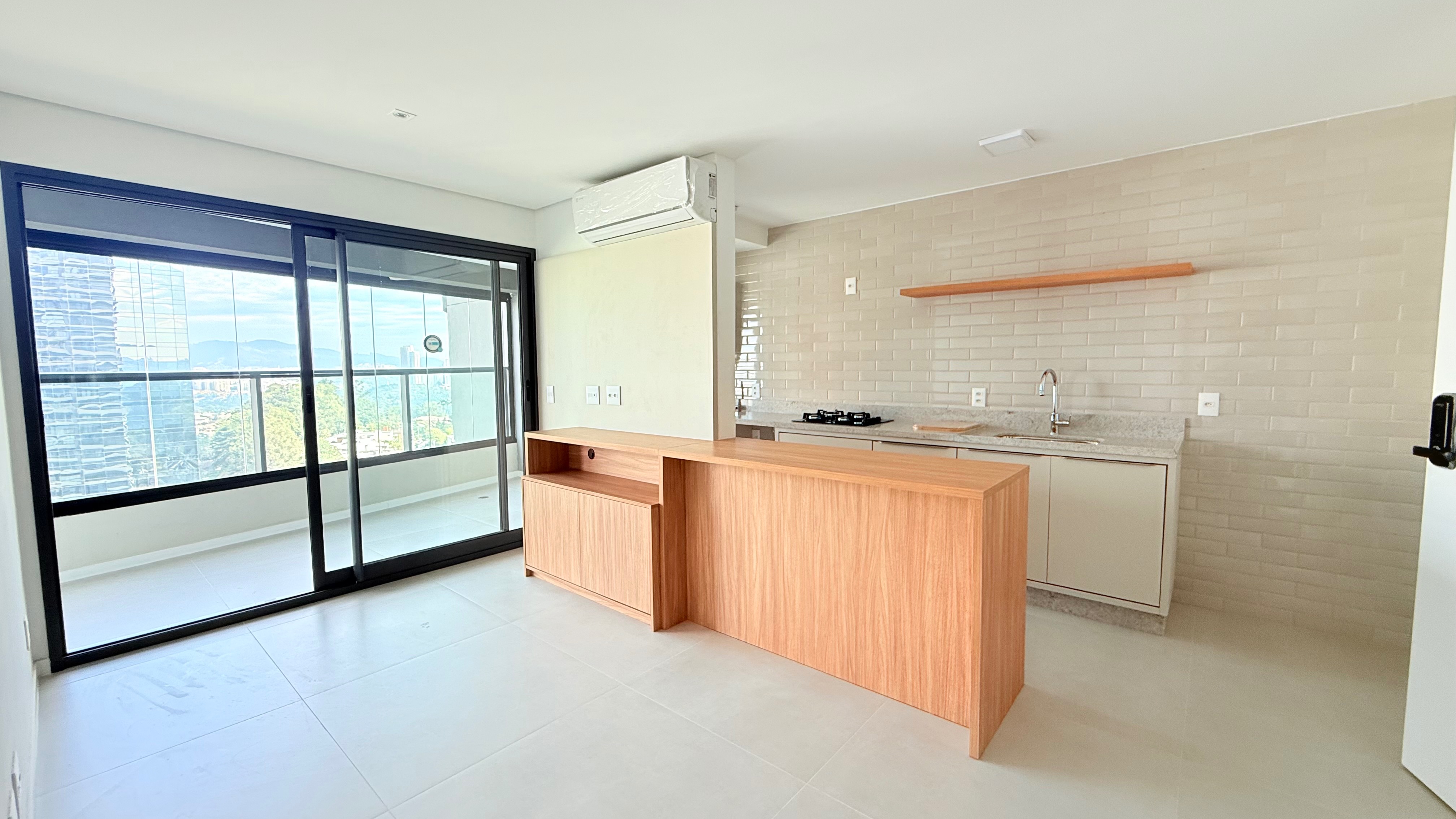 Sala de estar apartamento à venda ou para alugar em Oka Mamore, Alphaville, Barueri — 1 suíte, 76 m² — imagem 2 de 10