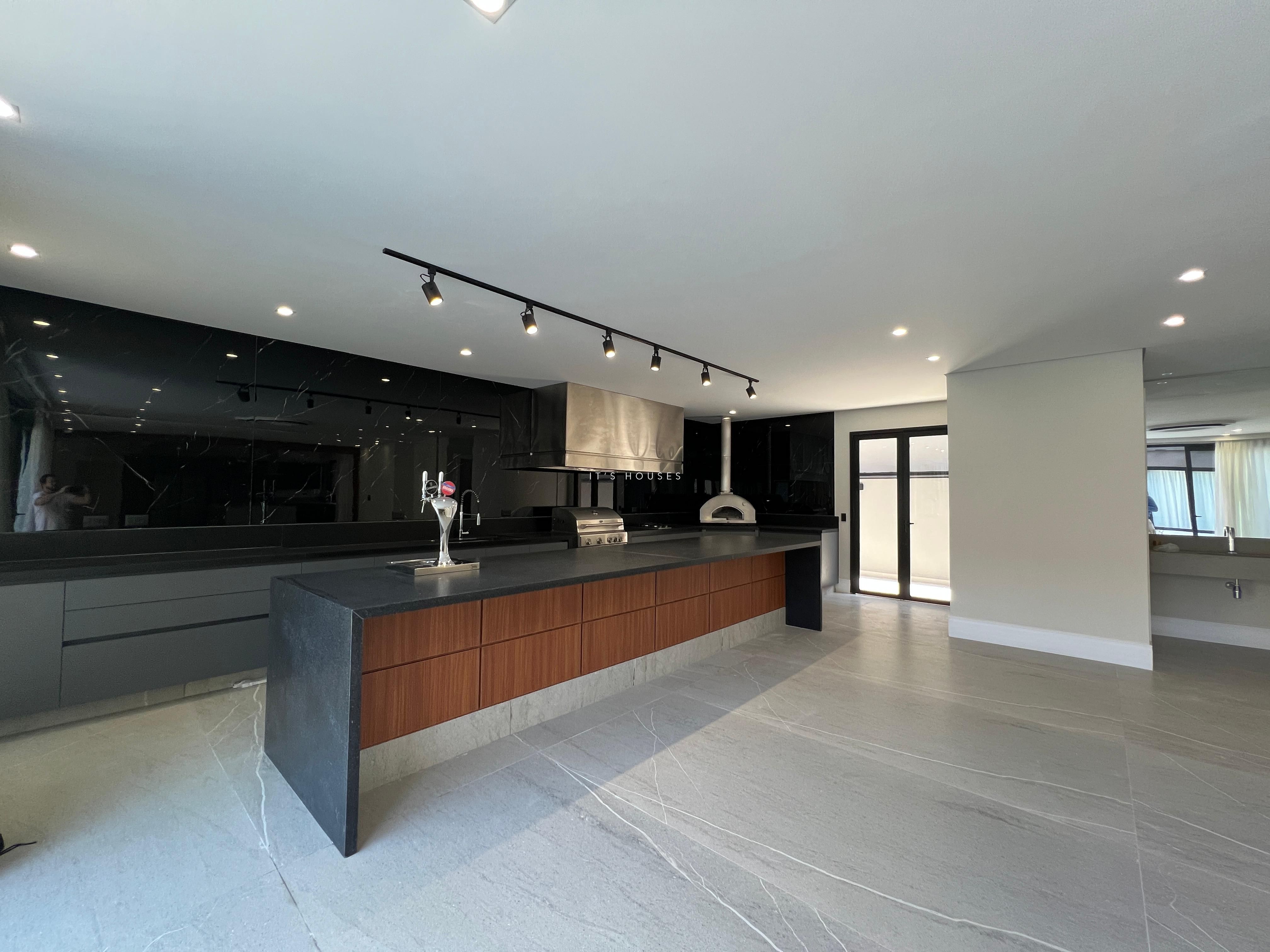 Cozinha e área gourmet casa à venda em Alphaville Residencial 1, Alphaville, Barueri — 5 suítes, 1120 m² — imagem 3 de 23