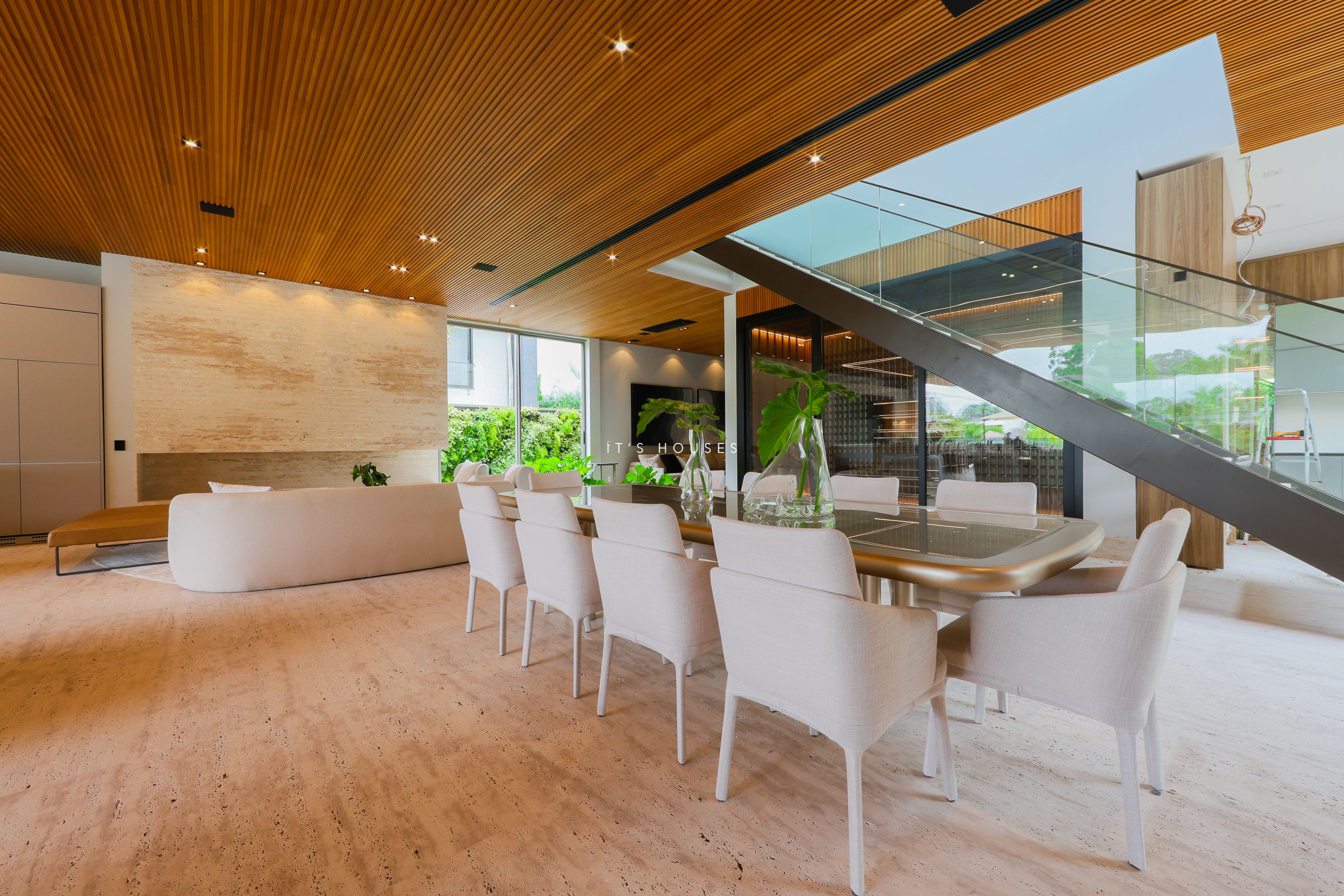 Sala de estar casa à venda em Tambore 2, Alphaville, Santana de Parnaíba — 5 suítes, 931 m² — imagem 2 de 39