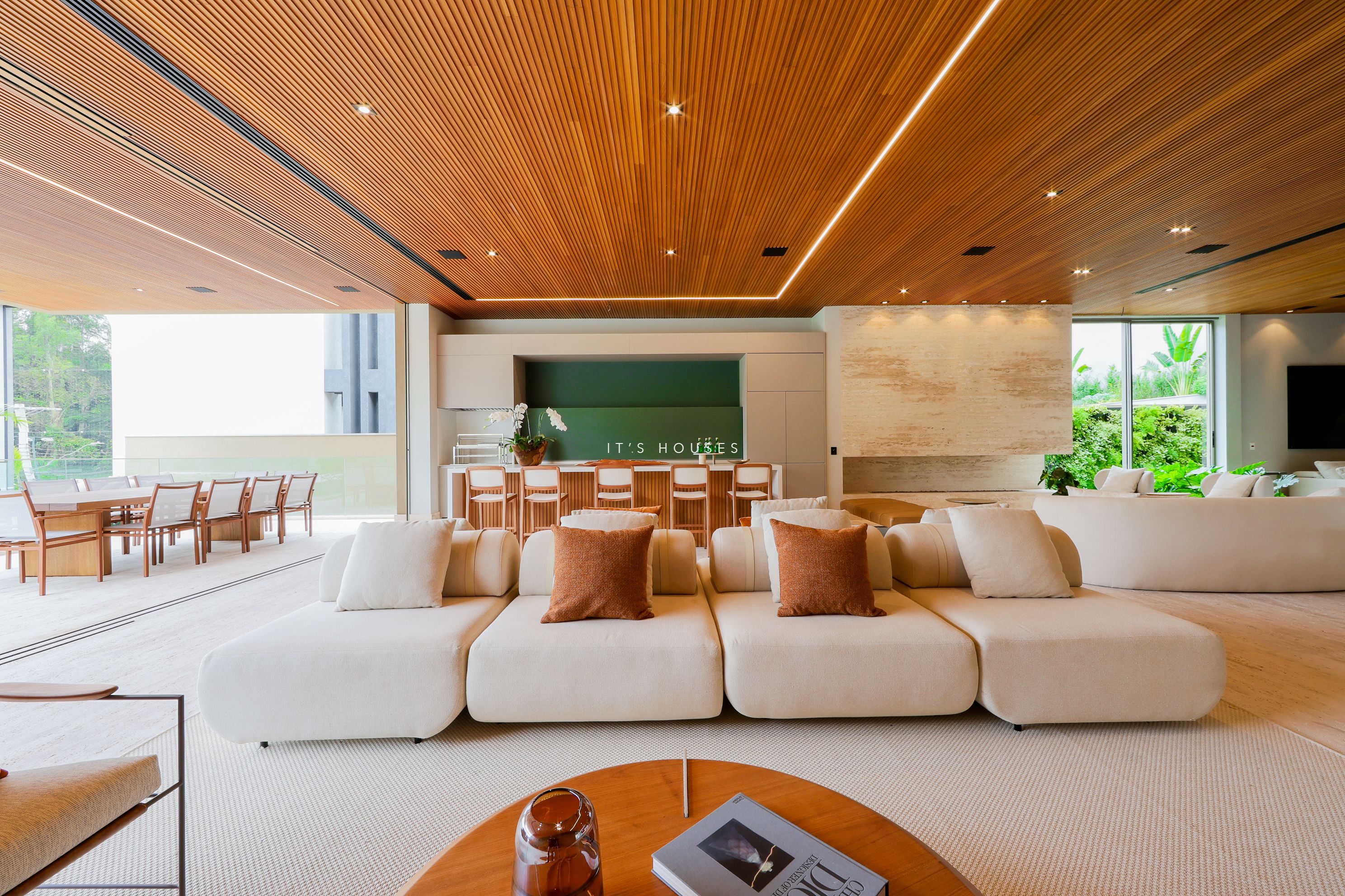 Suíte principal casa à venda em Tambore 2, Alphaville, Santana de Parnaíba — 5 suítes, 931 m² — imagem 4 de 39