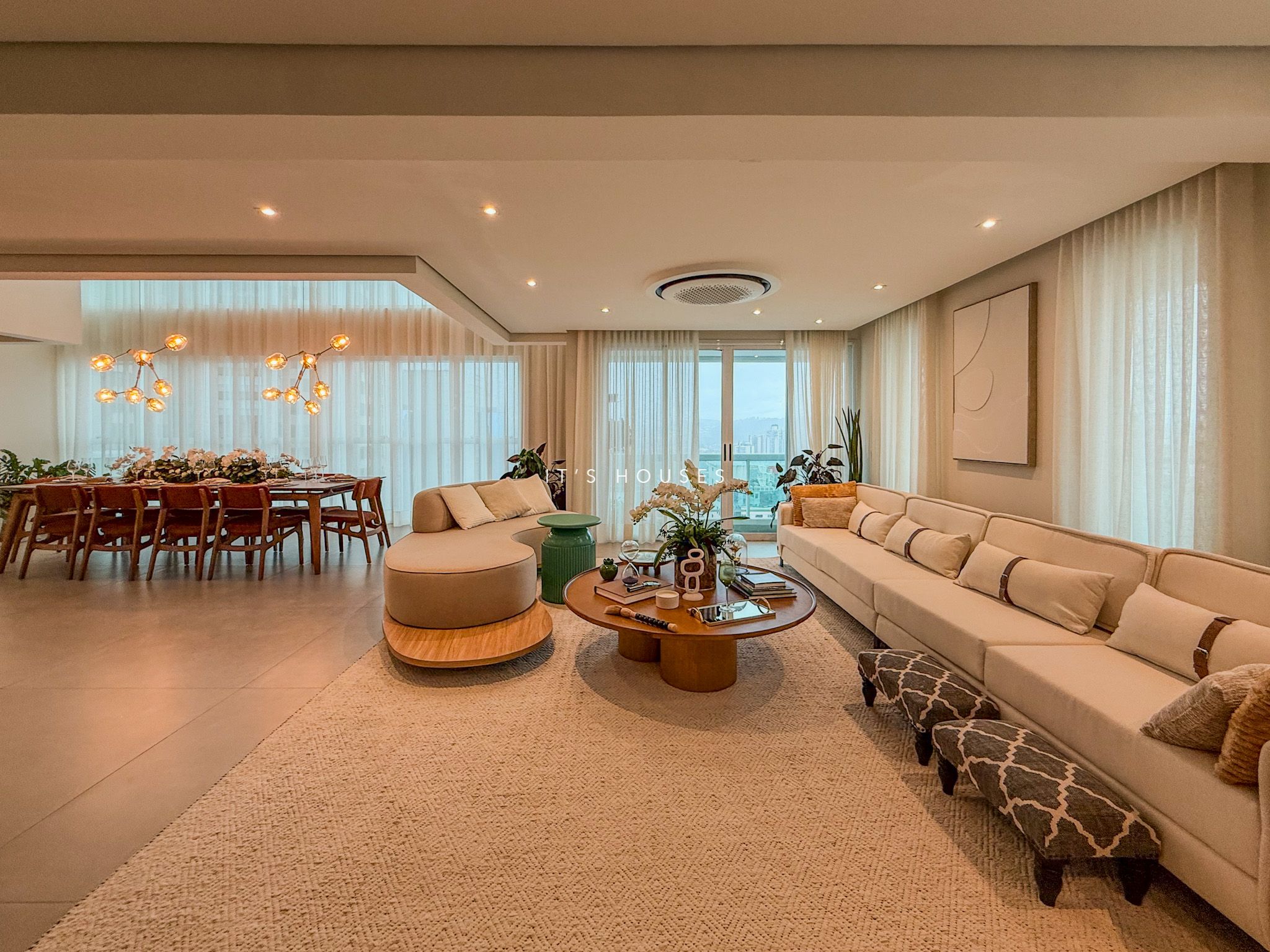 Sala de estar apartamento à venda em Edificio Vogue, Alphaville, Barueri — 5 suítes — imagem 2 de 46
