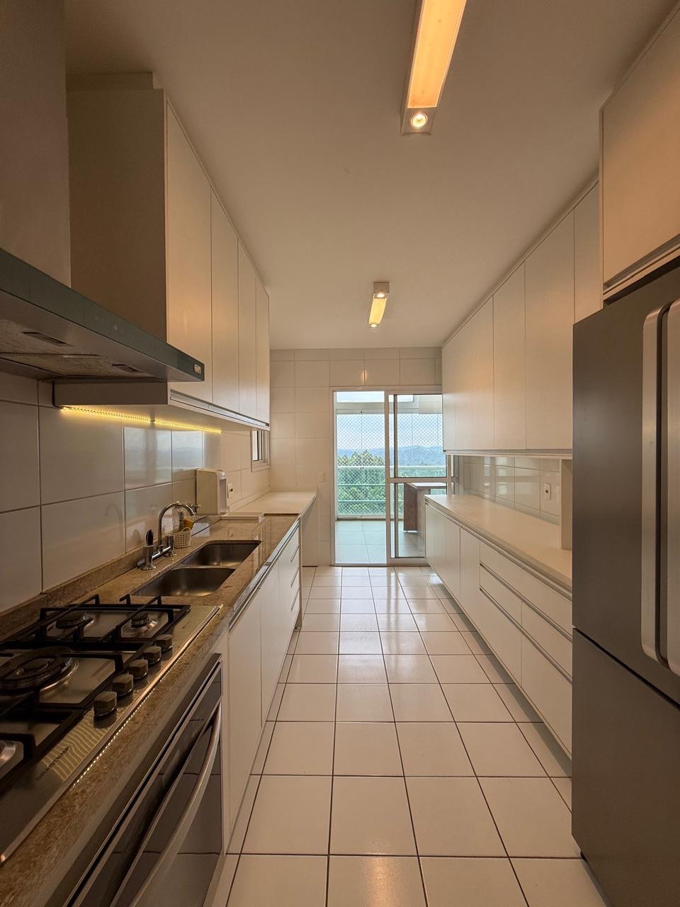 Suíte principal apartamento à venda em Eredita, Alphaville, Santana de Parnaíba — 3 suítes, 202 m² — imagem 4 de 9